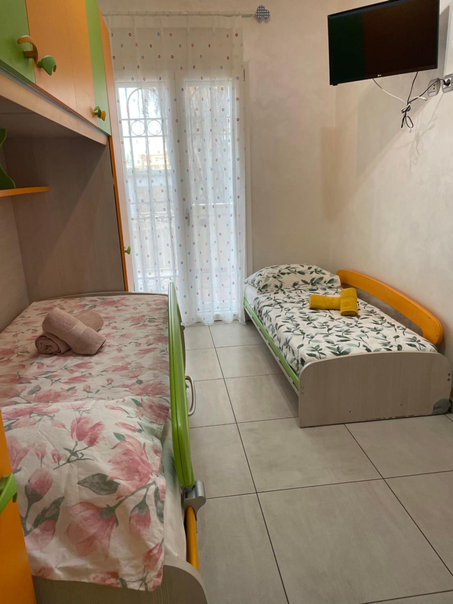 Home With Parking Near The Airport And Beach 菲乌米奇诺 外观 照片