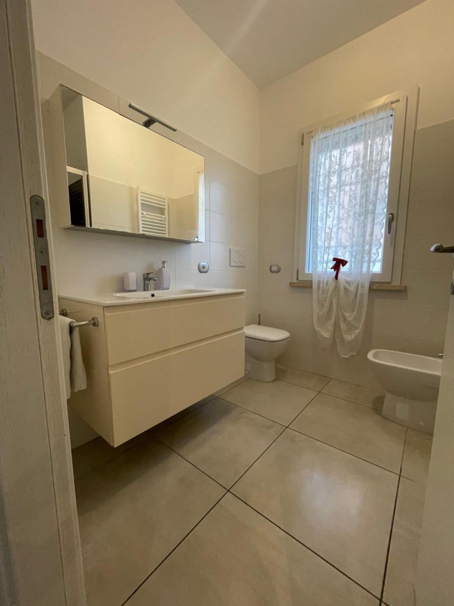 Home With Parking Near The Airport And Beach 菲乌米奇诺 外观 照片