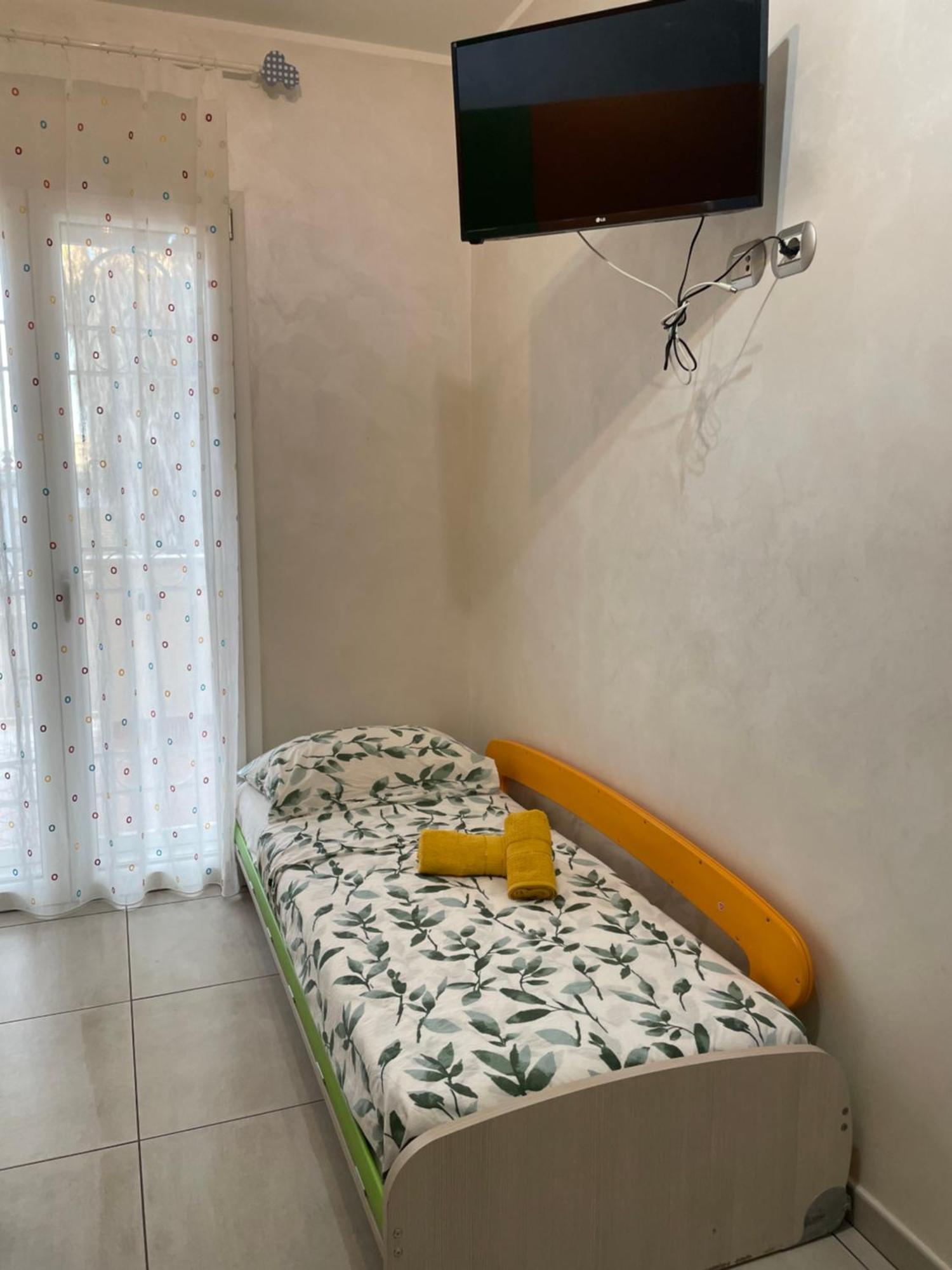 Home With Parking Near The Airport And Beach 菲乌米奇诺 外观 照片
