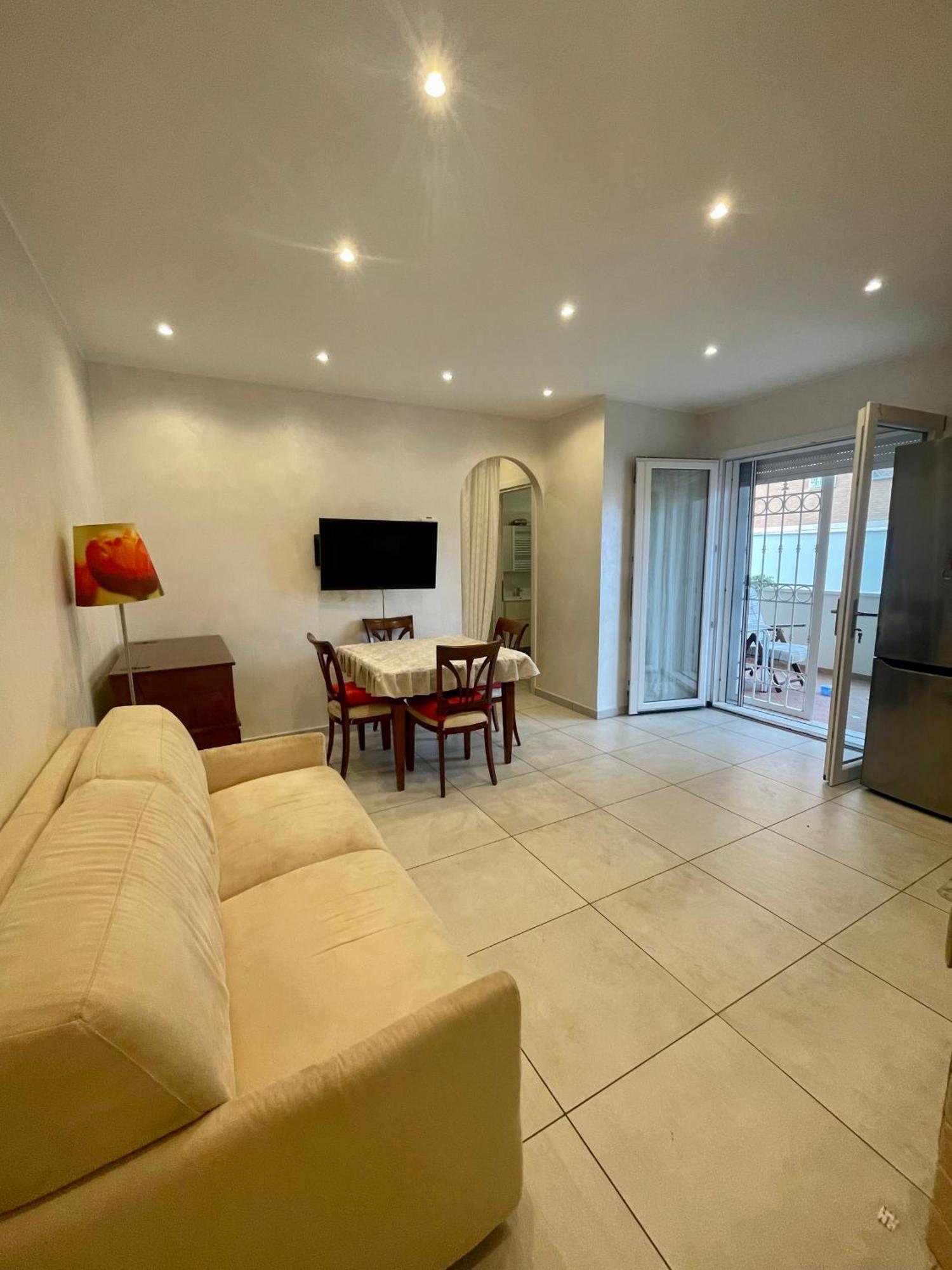 Home With Parking Near The Airport And Beach 菲乌米奇诺 外观 照片